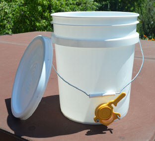 Pail, 5 gallon with Honey Gate and Lid
